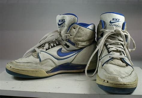 nike high tops old school.